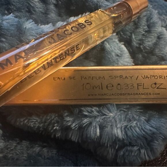Marc Jacobs Perfect Intense
Travel Spray - Luxurious Elegance in Your Po… - Picture 3 of 17